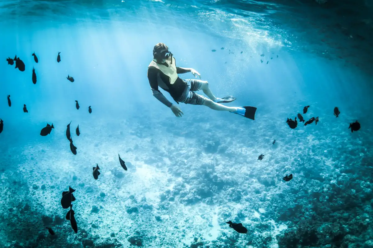 chica haciendo submarinismo cerca de sa nau agroturismo