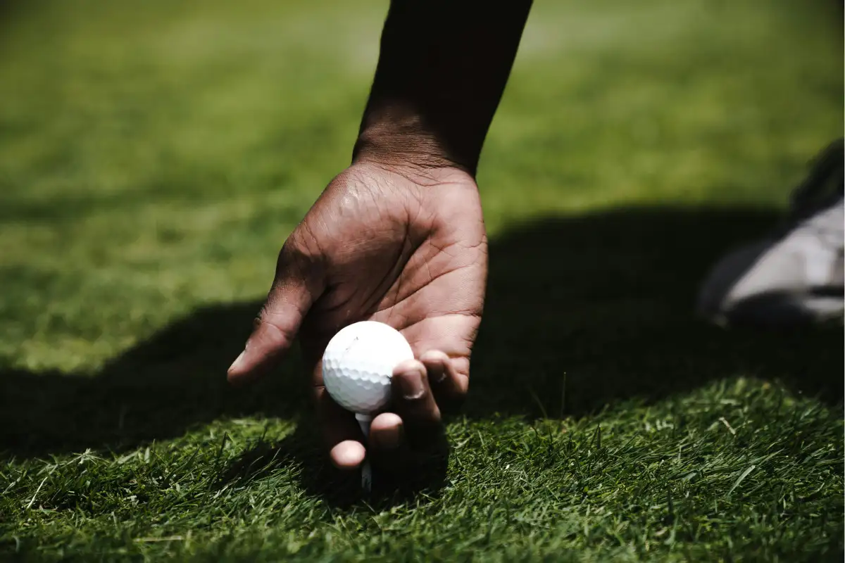 pelota en campo de golf