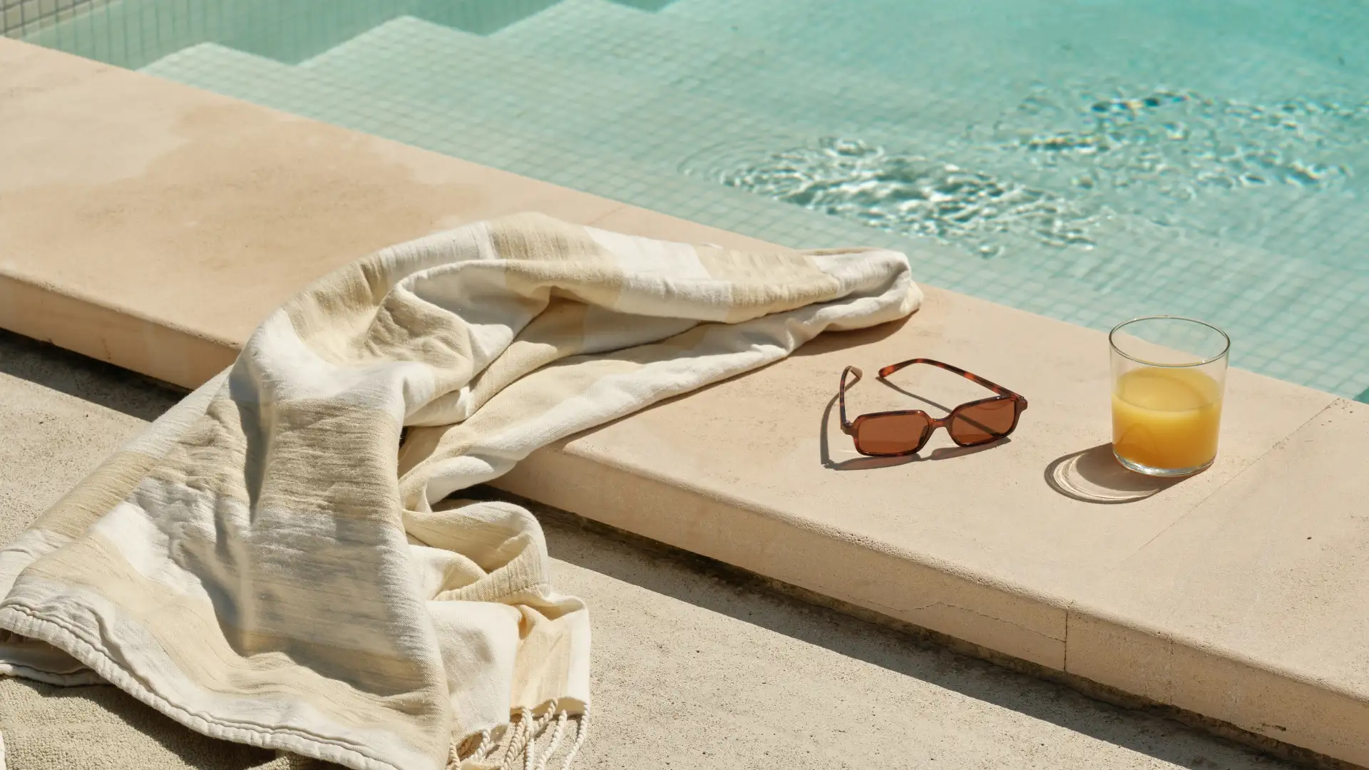 Liegestühle am Pool des Sa Nau Agroturismo