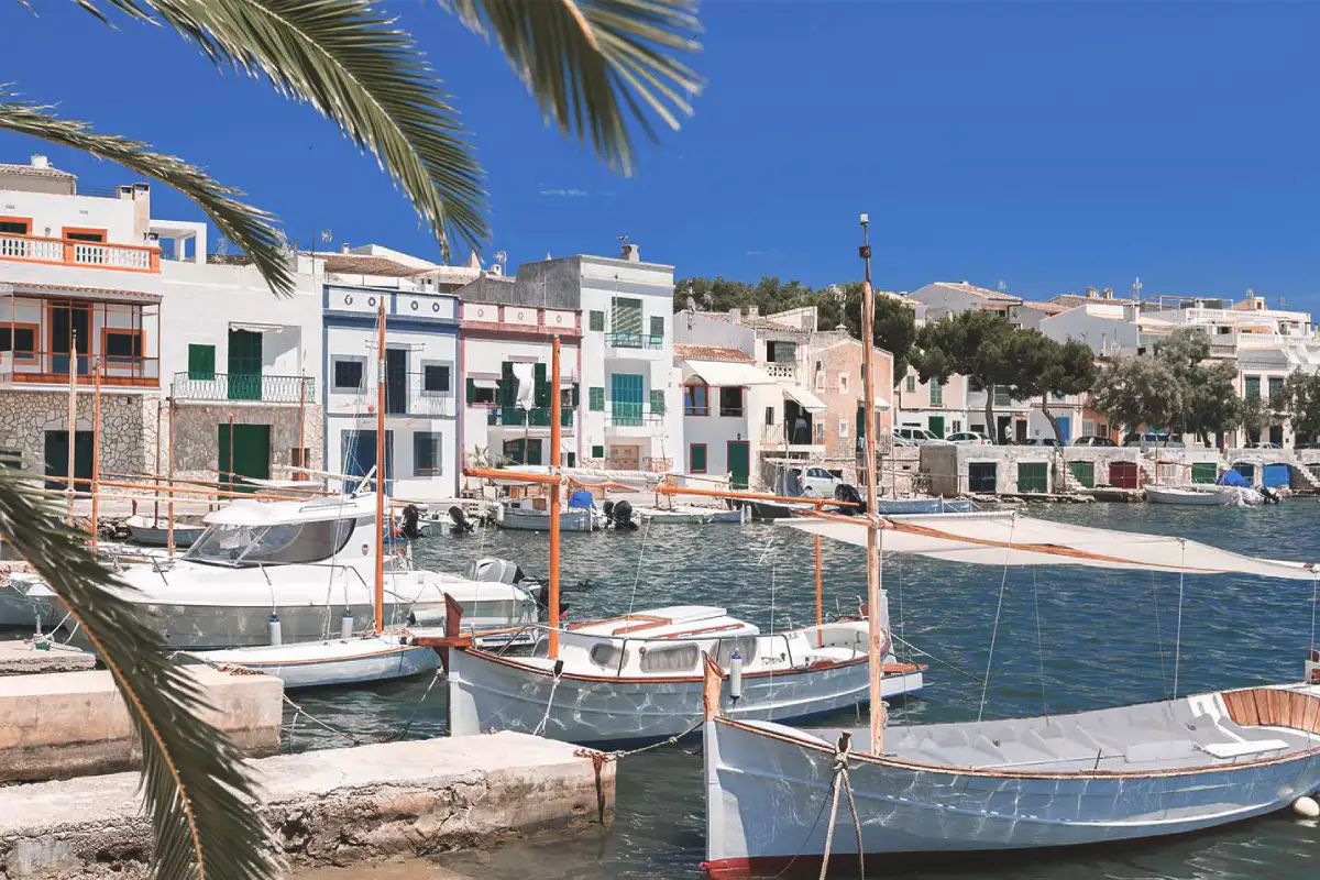 barcos en puerto pesquero de portocolom
