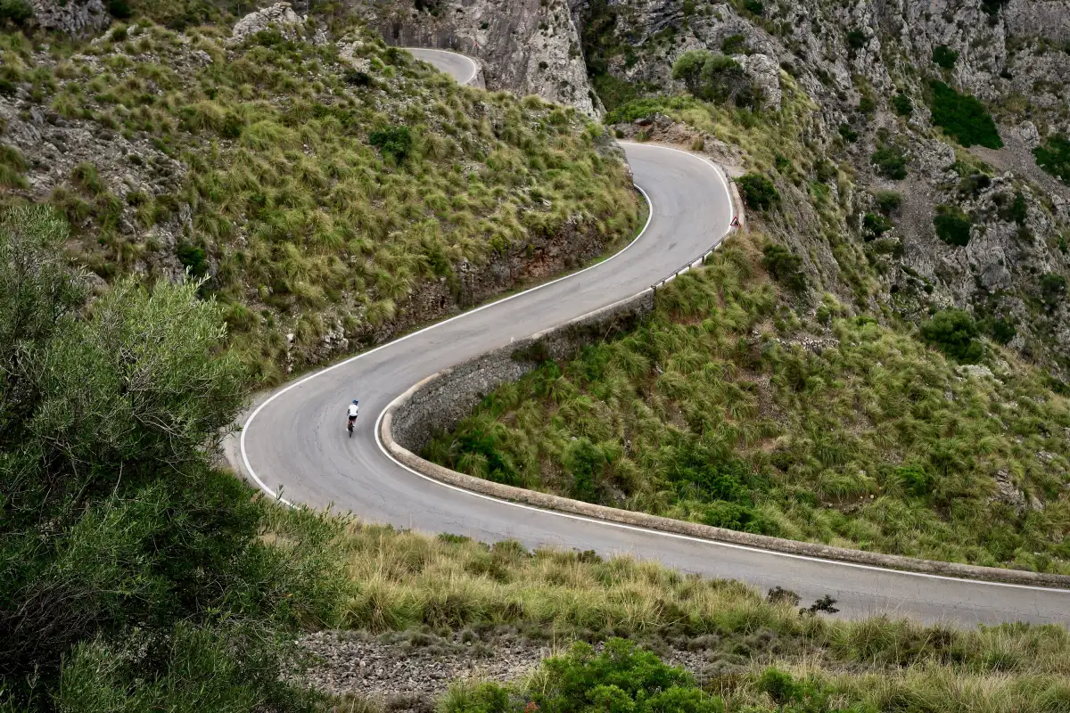 ciclistas por la carretera sa nau agroturismo