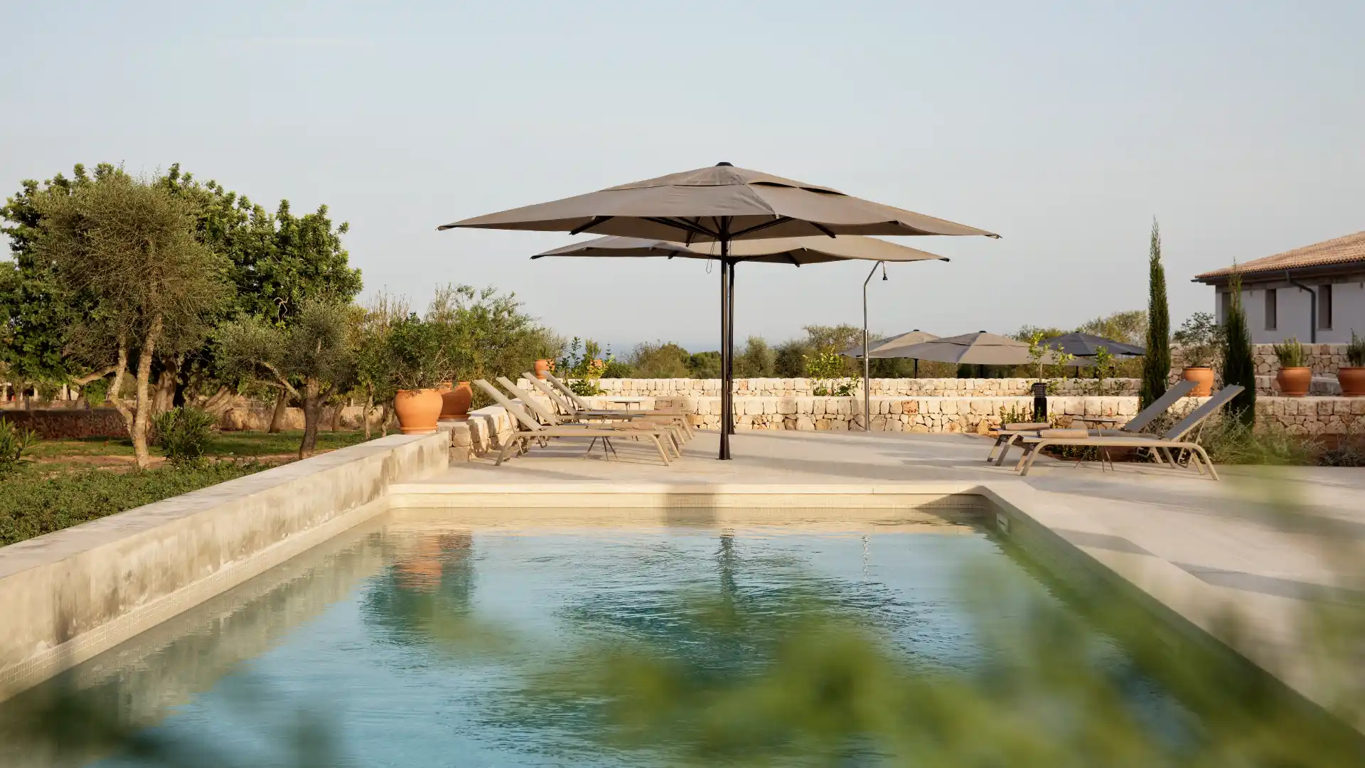 piscina y sombrilla sa nau agroturismo